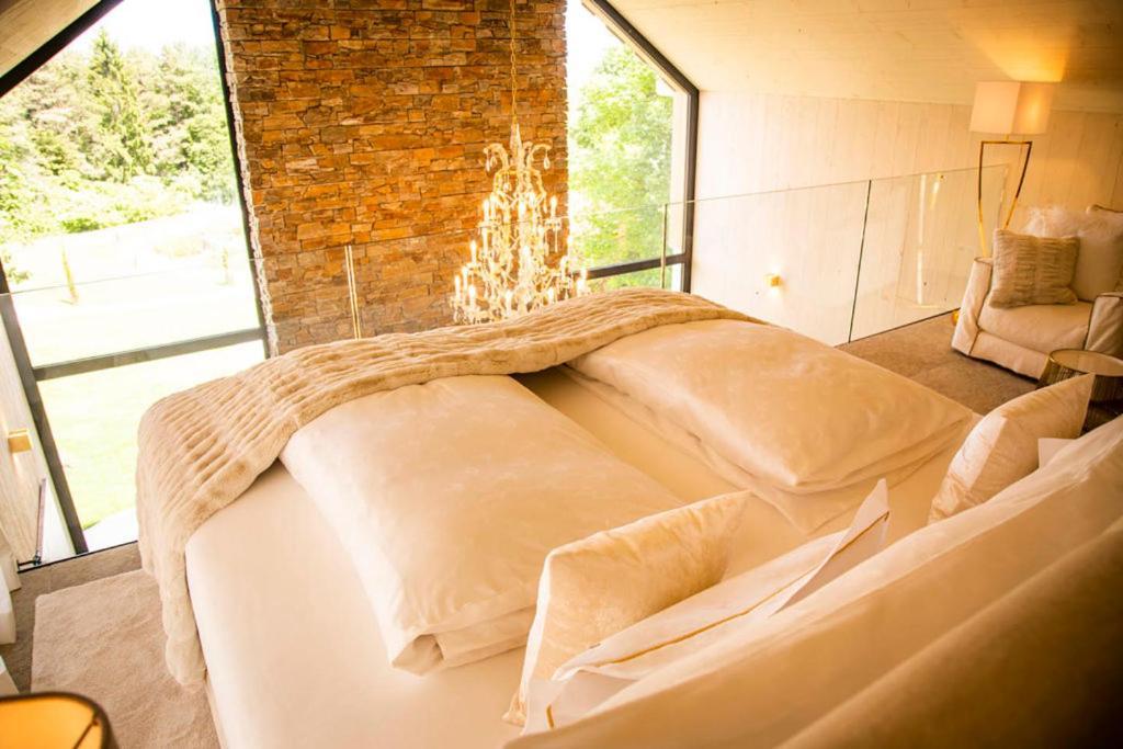 Golden Hill Country Chalets & Suites Waldschach Екстериор снимка