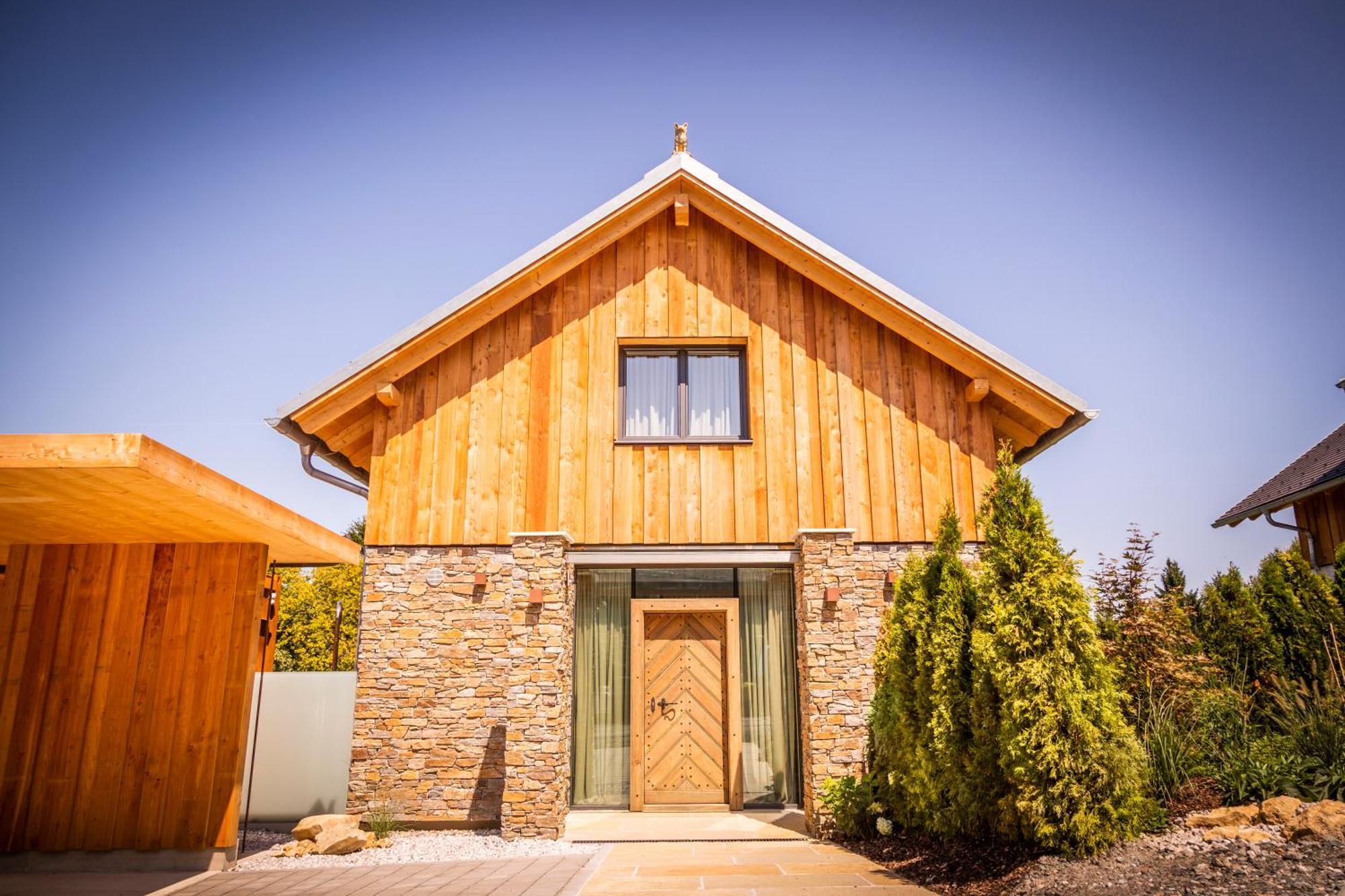 Golden Hill Country Chalets & Suites Waldschach Екстериор снимка