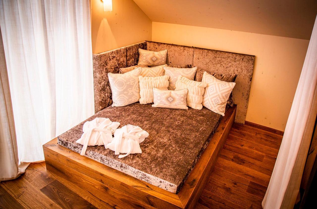 Golden Hill Country Chalets & Suites Waldschach Екстериор снимка