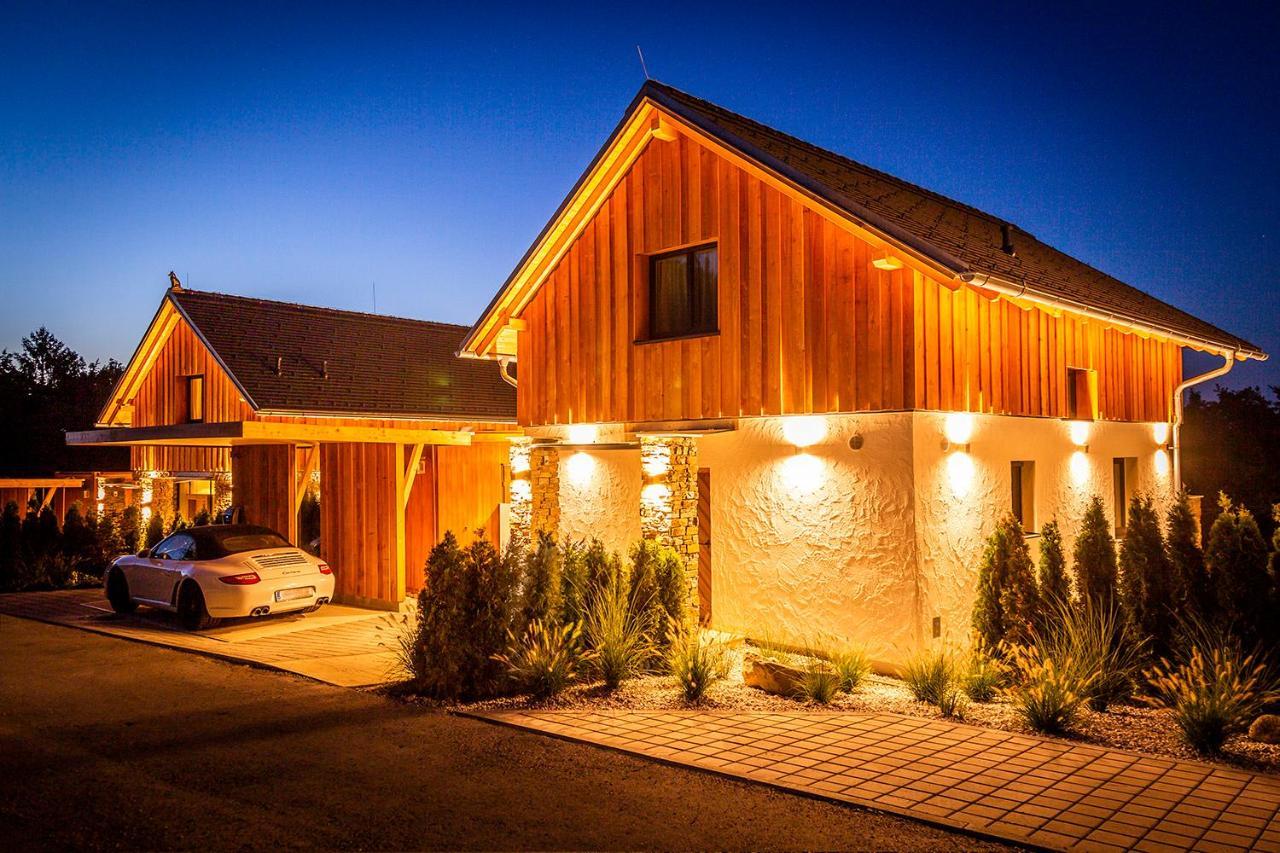Golden Hill Country Chalets & Suites Waldschach Екстериор снимка