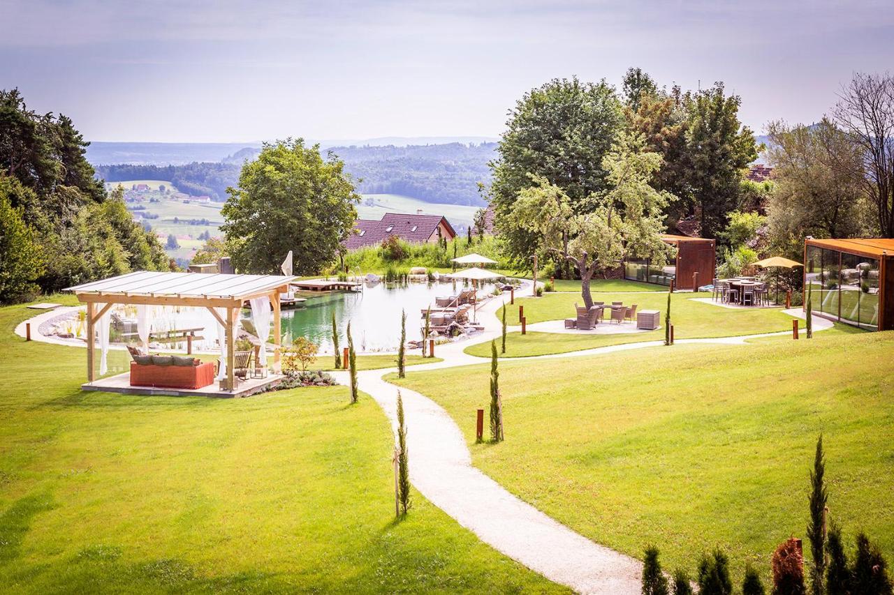 Golden Hill Country Chalets & Suites Waldschach Екстериор снимка