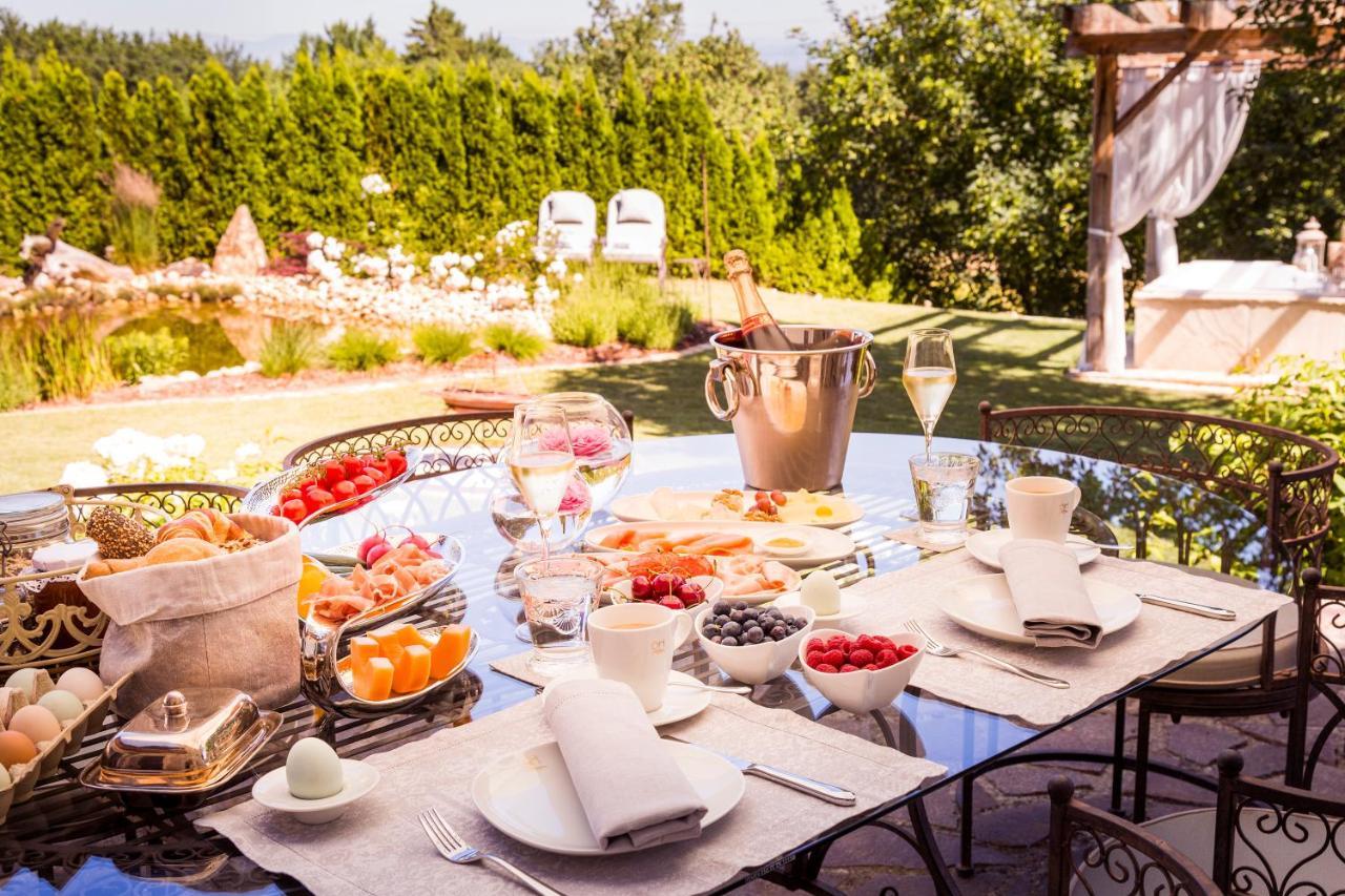 Golden Hill Country Chalets & Suites Waldschach Екстериор снимка
